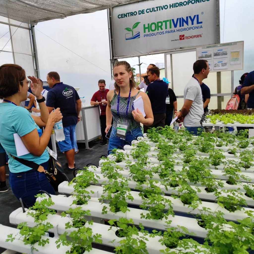 Participantes visitante o centro de cultivo hidropônico da Hortivinyl