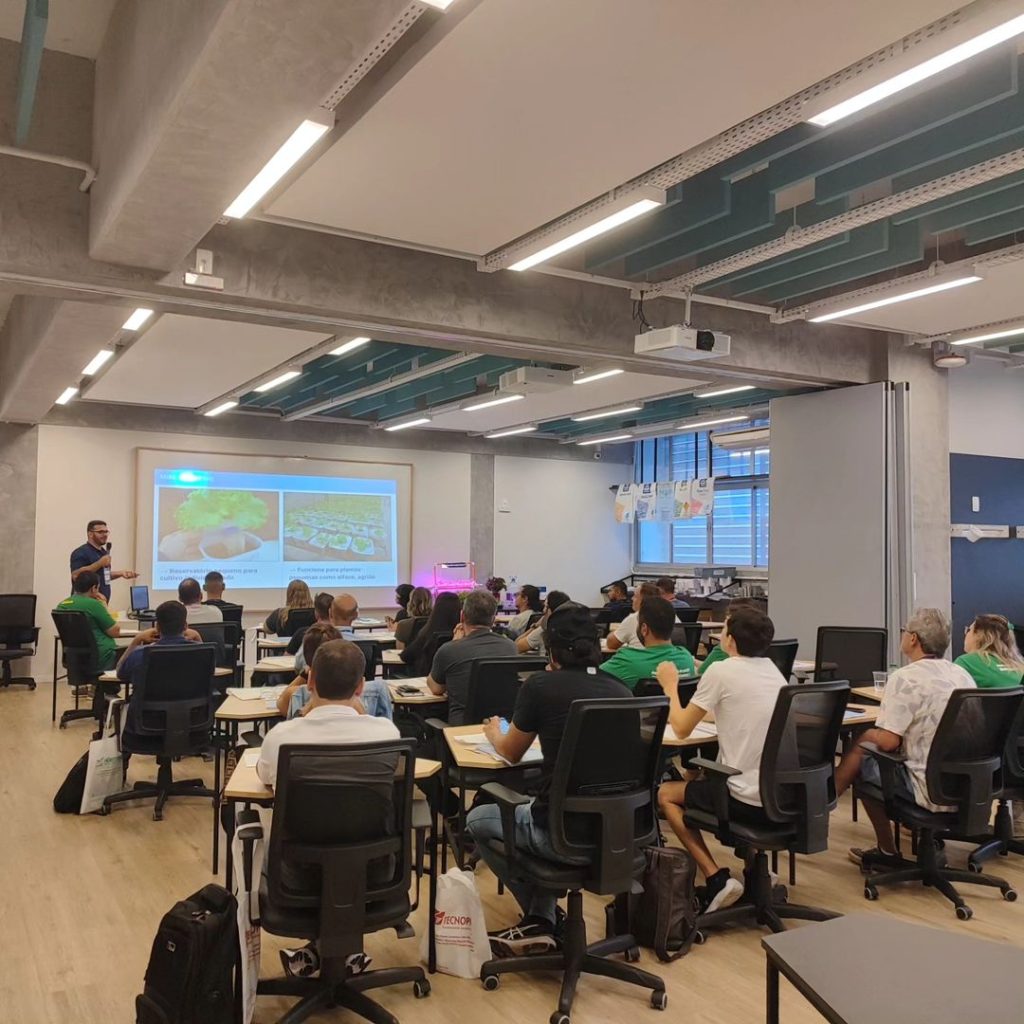 Palestra do Engenheiro Agrônomo Luciano Tartaro sobre conceitos fundamentais até técnicas avançadas de Hidroponia