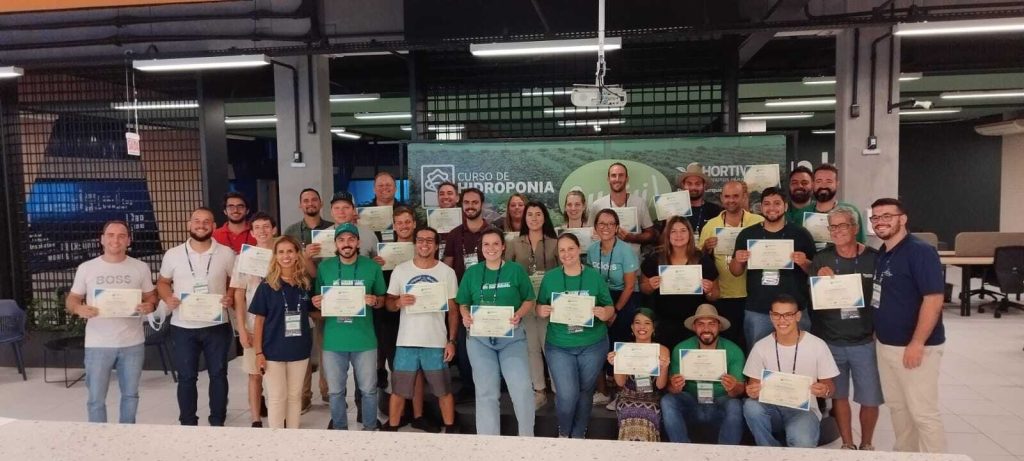 Turma do curso de hidroponia da Hortivinyl com certificado