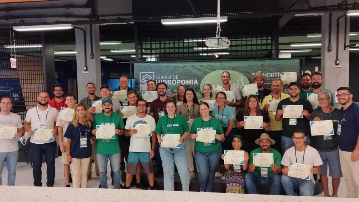 Turma do curso de hidroponia da Hortivinyl com certificado