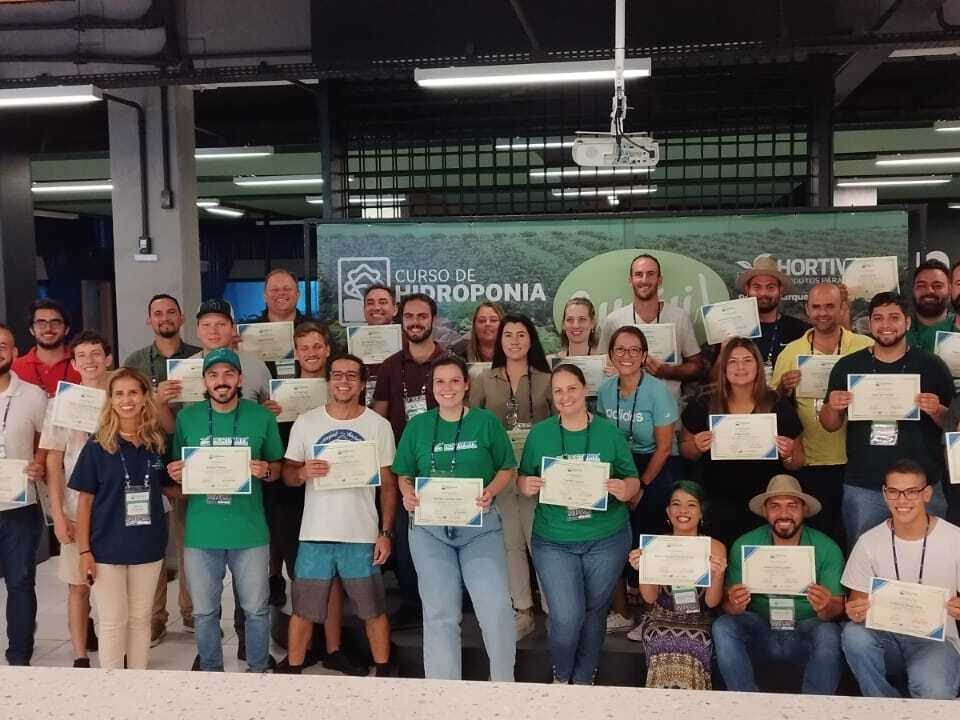 Turma do curso de hidroponia da Hortivinyl com certificado