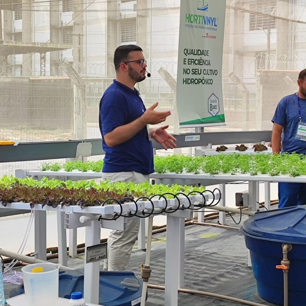 Participantes visitante o centro de cultivo hidropônico da Hortivinyl