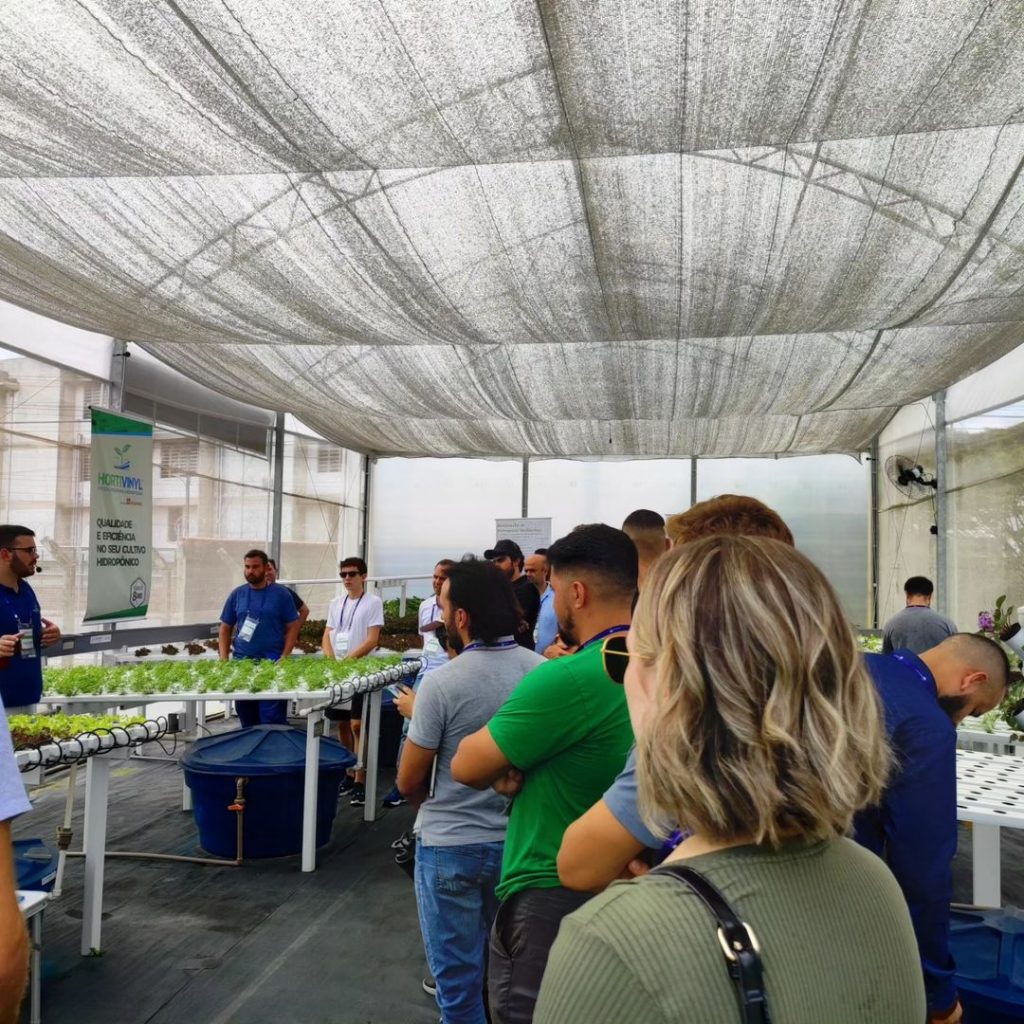 Participantes visitante o centro de cultivo hidropônico da Hortivinyl